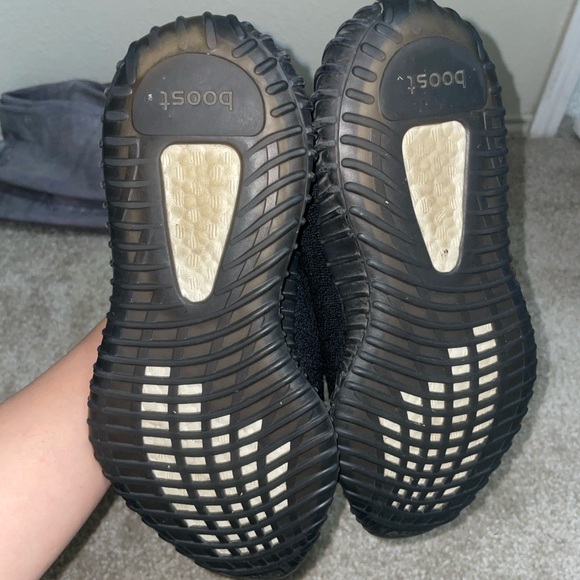 Yeezy Boost 350 V2 'Bred' - Picture 4 of 4